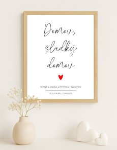 Personalizovaný plakát „Sladký domov“ v rámu zavěšený na stěně nad komodou v přírodně laděném interiéru | KIKIKA Personalizovaný plakát „Sladký domov“ v rámu zavěšený na stěně nad komodou v přírodně laděném interiéru | KIKIKA