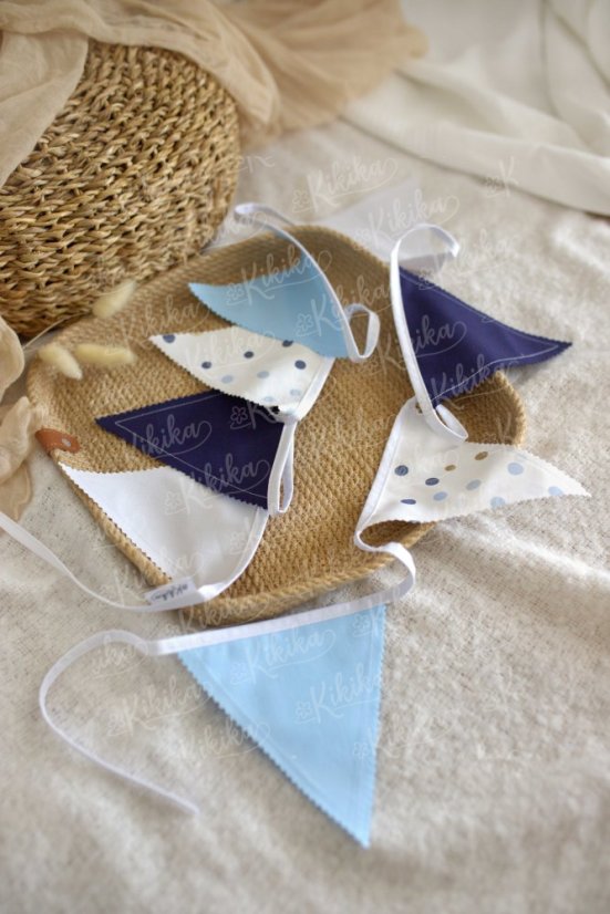 Ručně šitá vlaječková girlanda z bavlny v modré barvě – dekorace do dětského pokoje | KIKIKA