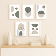 Minimalistické boho plakáty v zelené barvě zavěšené nad komodou v přírodním stylu | KIKIKA