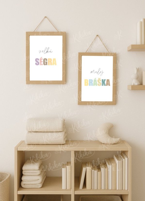 Sourozenecké plakáty – velká ségra a malej bráška v rámečcích na zdi | KIKIKA