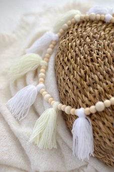 Ručně vyráběná korálková girlanda bílá z přírodních dřevěných korálků – jemná dekorace do dětského pokoje | KIKIKA