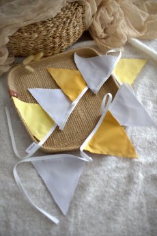 Ručně šitá vlaječková girlanda z bavlny ve žluté barvě – dekorace do dětského pokoje | KIKIKA