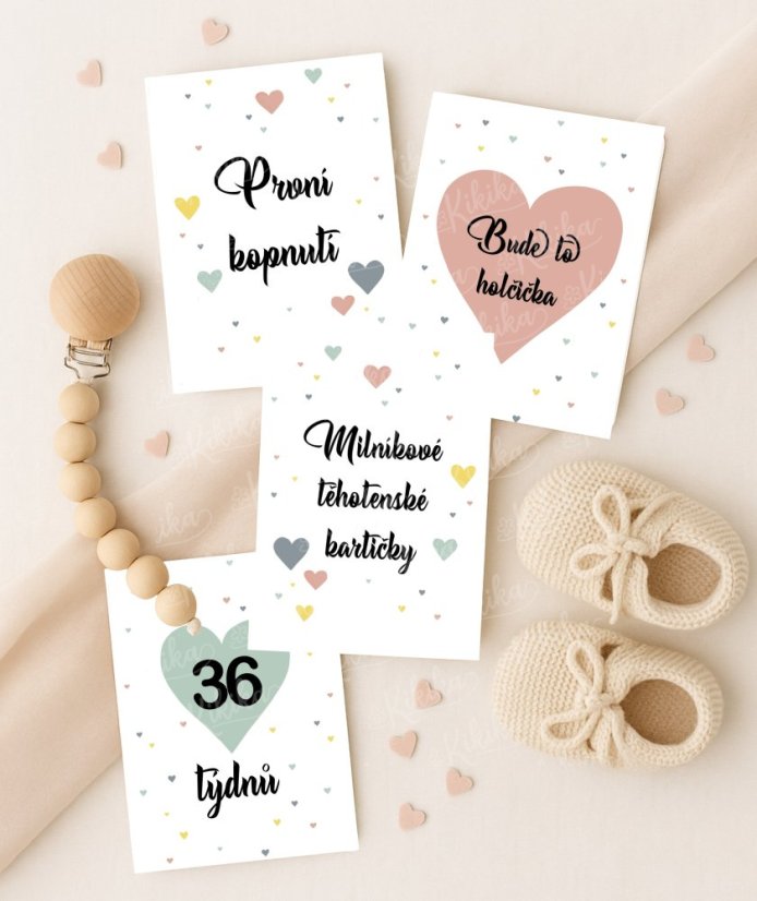 Sada 28 těhotenských milníkových kartiček s jemnými vzory srdíček v unisex barvách, rozložená na světlém podkladu | KIKIKA